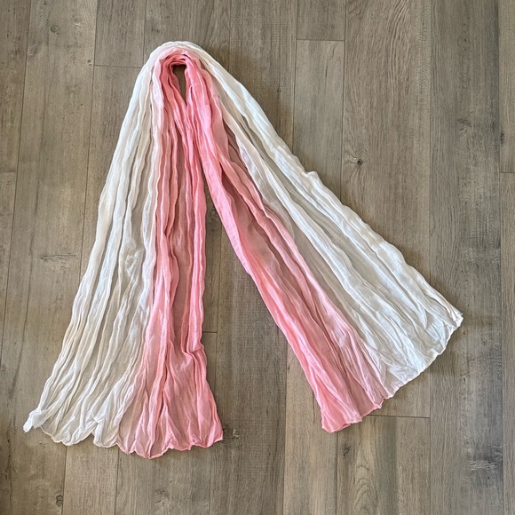 💥4/$25💥 Lightweight Ombré Pink Scarf - Picture 4 of 5
